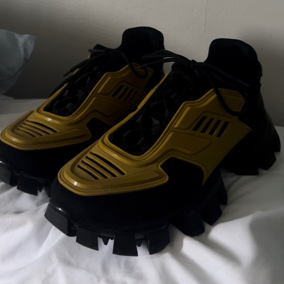 Pradas OG size 10 Falta de uso y originalmente soy size 9 - Picture 2 of 3